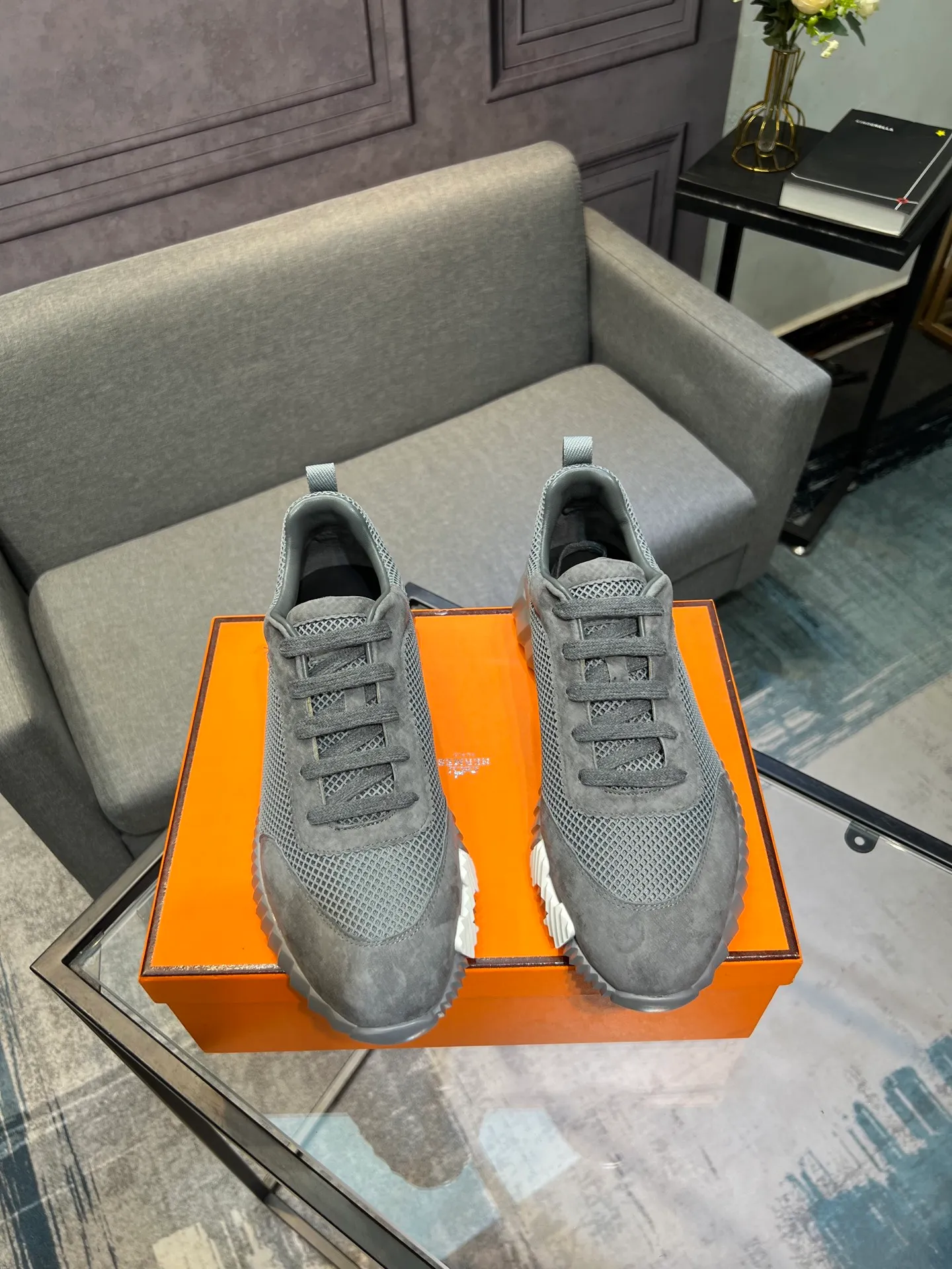 Men's shoes 💰660 Exclusive real shot (top version) Hermes new autumn and winter sports shoes. One of the most comfortable shoes from Hermes. Very light on the feet and good-looking. You will not be tired even if you go shopping. The overall suede feels very good. It is very beautiful and versatile. Very light and comfortable. Fabric: Imported high mercerized sheep/original single rain velvet. Lining: Imported silk sheepskin for the lining insole. Outsole: Seamless combination of IP+TPU (multi-color letters) German technology irradiation machine Size: Male 39-46 (Male 38 45 46 customized) Top quality, simultaneous full set of packaging
